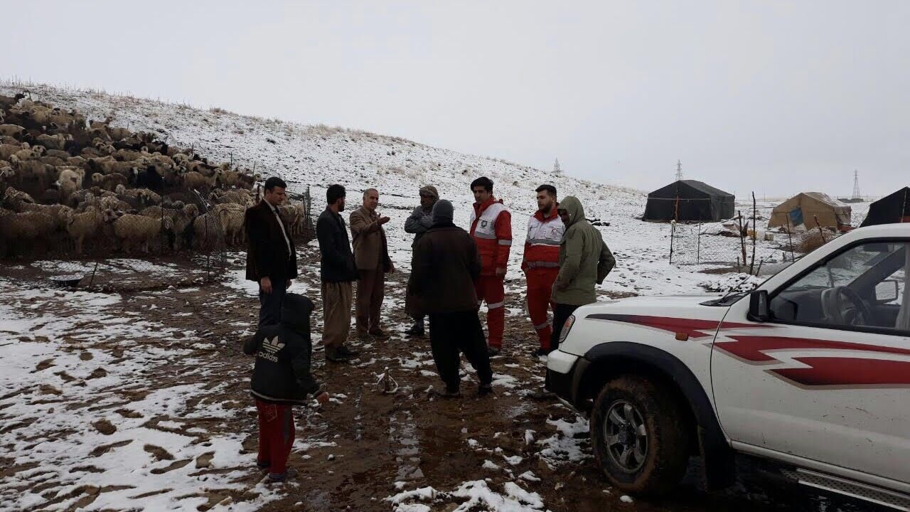 عشایر حادثه‌ دیده در برف سبزوار امدادرسانی شدند