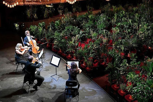 اجرای اپرای بارسلونا، برای سالنی پر از گل و گیاه