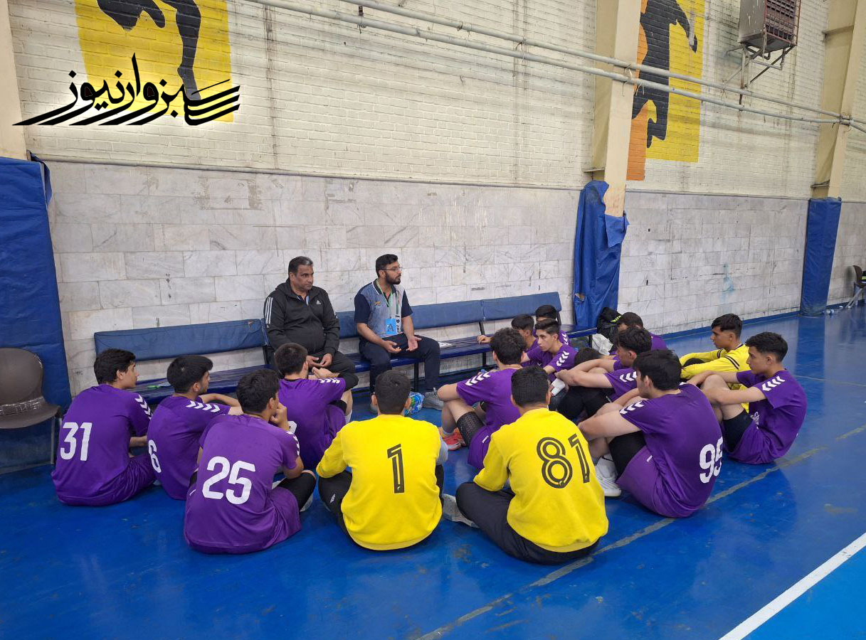 نوجوانان زیر 17 سال نیروی زمینی سبزوار مقتدرانه در صدر گروه ایستاده‌اند