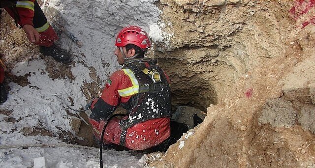 کارگر محبوس در عمق چاهی در تهران نجات یافت