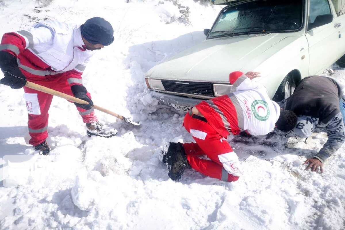 امداد رسانی هلال‌احمر سبزوار به ۱۴۰ مسافر گرفتار در برف