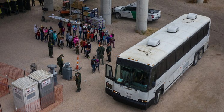 هزاران کودک پناهجو به پایگاه نظامی تگزاس منتقل می‌شوند