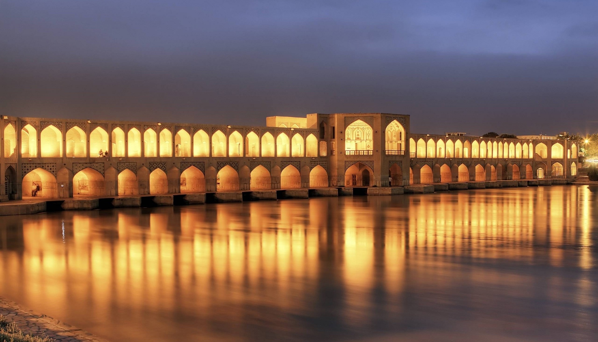 اصفهان به علت صنعتی بودن، با پدیده فرونشست زمین مواجه است