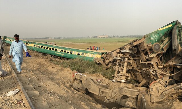 خروج قطار مسافربری از ریل در پاکستان کشته داد