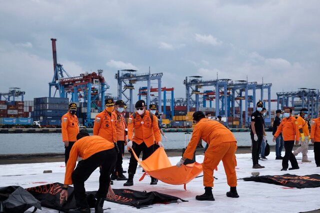 بیرون کشیدن اجساد و لاشه هواپیمای اندونزی از دریا