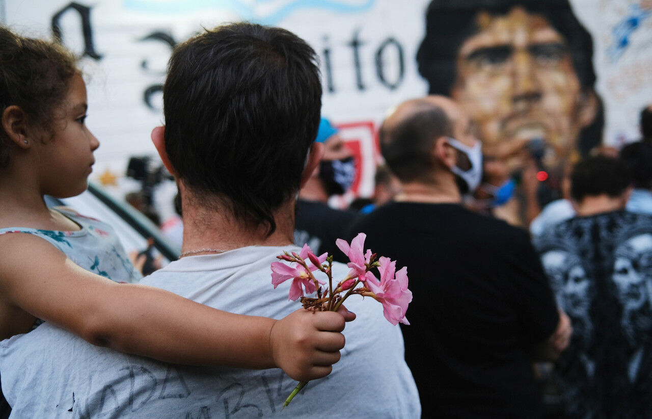 هفت روز عزای فوتبالی در آرژانتین با بازوبندهای مشکی برای «دیگو»