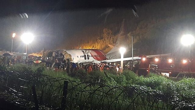 هواپیمای مسافربری هند روی باند فرودگاه دو تکه شد