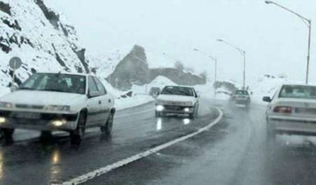 باران و برف در جاده های ١۶ استان