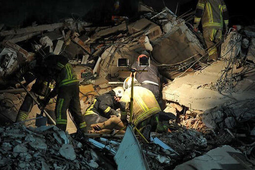 دختربچه‌ای پس از 91 ساعت از زیر آوار زلزله ازمیر زنده بیرون آمد