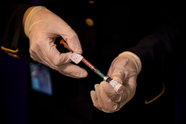 دوز دوم واکسن ایرانی کرونا به سه داوطلب اول تزریق شد
