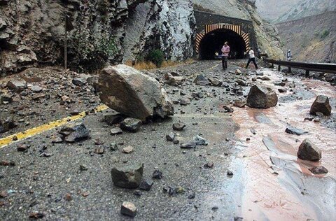 ریزش دوباره سنگ در محور امامزاده داوود بر اثر بارش باران