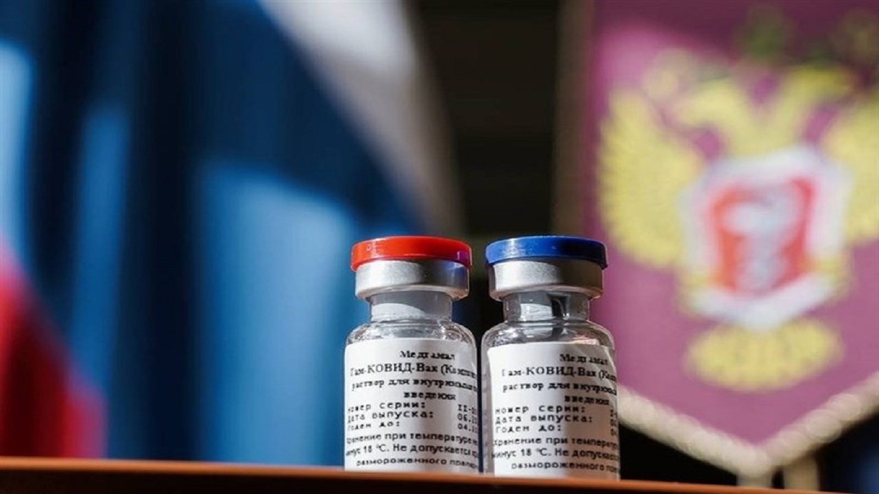 موافقان و مخالفان واکسن روسی بر طبل خود می‌کوبند