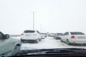 بیش از 1000 خودرو در برف و بوران ژاپن گرفتار شدند