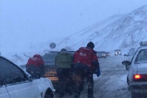 85 خودرو در محورهای برفگیر مازندران رها شدند