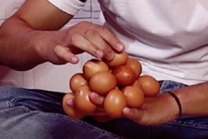 مرد عراقی رکورد حفظ تعادل ۱۸ تخم مرغ با یک دست را از آن خود کرد