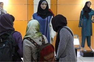 تذکر به فروشگاهی که مانکن زنده در ویترین داشت
