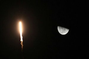 تصویر گذر موشک فالکون ۹ از کنار ماه 