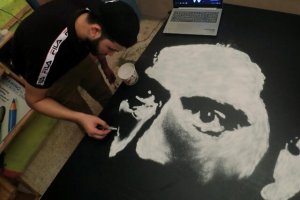 هنرمندی که با نمک نقاشی می‌کشد