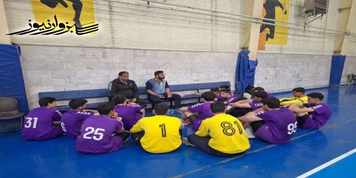 نوجوانان زیر 17 سال نیروی زمینی سبزوار مقتدرانه در صدر گروه ایستاده‌اند